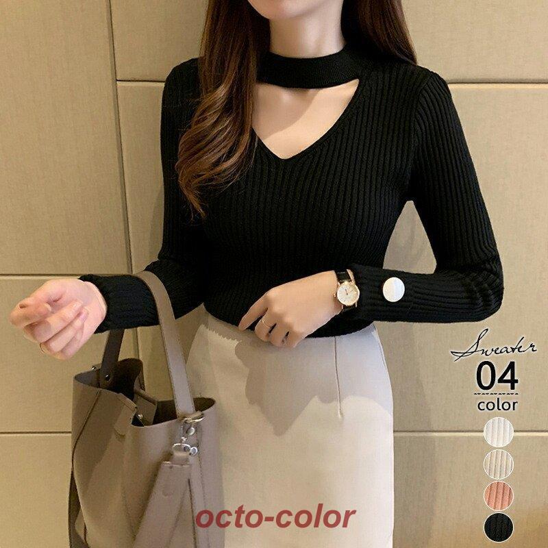フロントに上品にカッティングを施したリブニット。デコルテラインを綺麗に魅せ、女性らしさを演出してくれるデザイン。抜け感があるので春先までしっかり重宝。袖先のゴールドボタンも個性的なアクセントに。オフィ