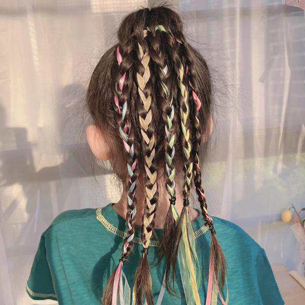 カラフルなロングリボン付きのヘアゴムセット。ヘアゴム1つにつき2色のカラーリボンが付いており、Cuteな編み込みヘアーが簡単に作れます♪ダンスやイベントなど気合の入った日のヘアスタイルにおすすめ！1セ